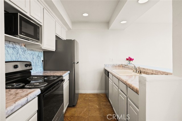911 N Kings Road, West Hollywood CA: https://media.crmls.org/medias/3c43b513-c75b-48f3-85c9-e40bb6fdb34a.jpg