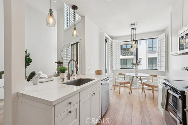 Detail Gallery Image 7 of 25 For 750 S Bundy Dr #304,  Los Angeles,  CA 90049 - 2 Beds | 2/1 Baths