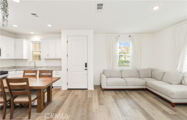 Detail Gallery Image 8 of 44 For 2818 E Berry Loop Privado #76,  Ontario,  CA 91761 - 2 Beds | 2/1 Baths