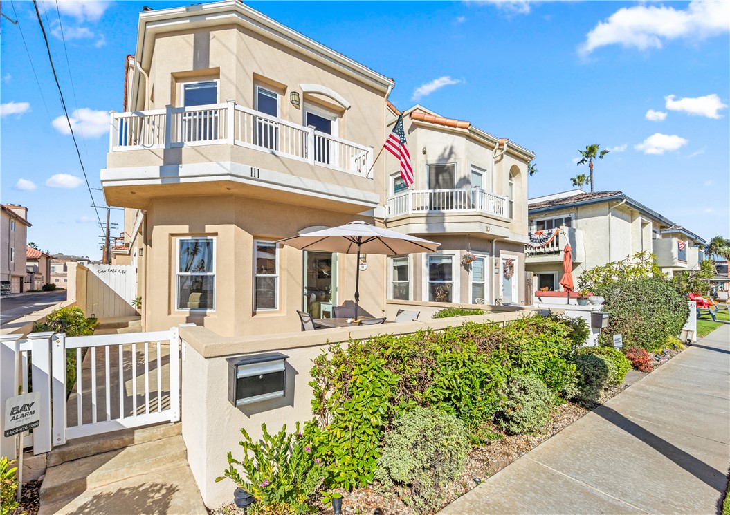 Detail Gallery Image 1 of 60 For 111 14th, Huntington Beach,  CA 92648 - 3 Beds | 2/1 Baths