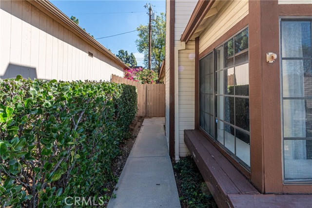 Detail Gallery Image 3 of 32 For 13982 Olive Grove, Sylmar,  CA 91342 - 2 Beds | 2 Baths