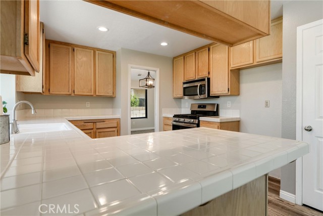 Detail Gallery Image 8 of 31 For 5809 Almond Valley Way, Lancaster,  CA 93536 - 4 Beds | 3 Baths
