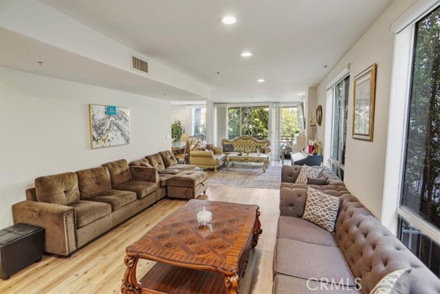 Detail Gallery Image 2 of 15 For 1819 Holmby #104,  Los Angeles,  CA 90025 - 2 Beds | 3 Baths