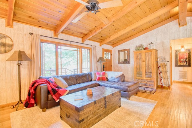 5475 Acorn Trail, Wrightwood CA: https://media.crmls.org/medias/3c52c9d7-e778-463d-89bb-9230aa2b3e7b.jpg