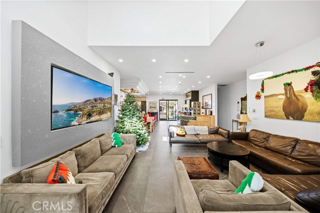 Detail Gallery Image 22 of 24 For 22913 Burbank, Woodland Hills,  CA 91367 - 11 Beds | 8 Baths