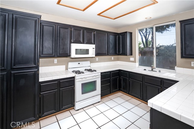 Detail Gallery Image 10 of 39 For 323 Camden Ct, Corona,  CA 92879 - 3 Beds | 2/1 Baths