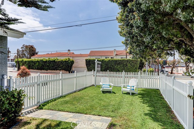 Detail Gallery Image 4 of 34 For 312 N Prospect Ave, Redondo Beach,  CA 90277 - 4 Beds | 2/1 Baths