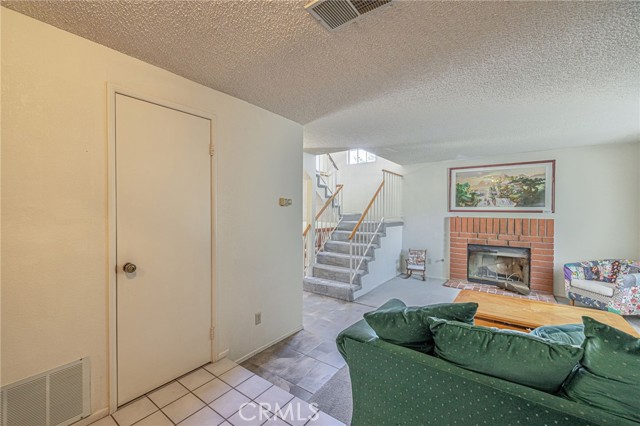 Detail Gallery Image 8 of 37 For 600 E Ivyton St, Lancaster,  CA 93535 - 3 Beds | 2/1 Baths