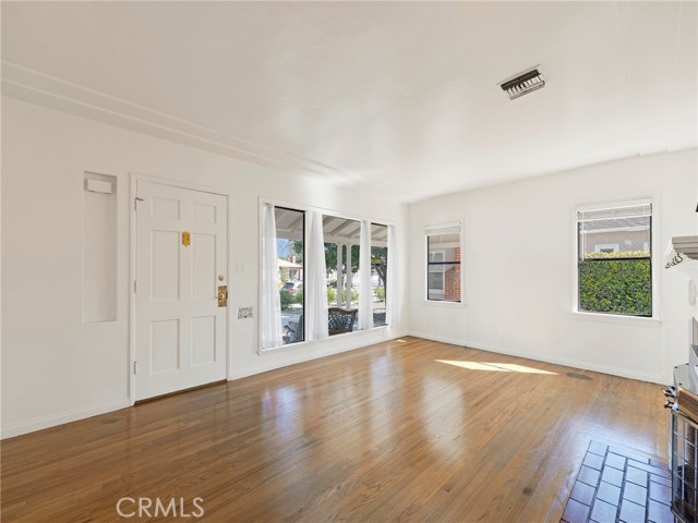 Detail Gallery Image 11 of 55 For 345 S Beachwood Dr, Burbank,  CA 91506 - 5 Beds | 3 Baths