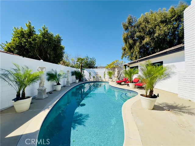 Detail Gallery Image 35 of 35 For 21228 Merridy St, Chatsworth,  CA 91311 - 6 Beds | 3 Baths