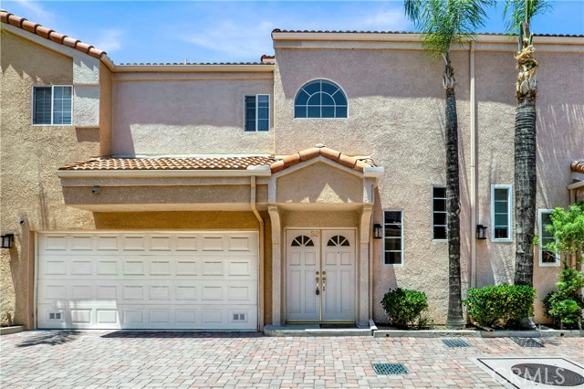 Detail Gallery Image 3 of 27 For 5200 White Oak Ave #52,  Encino,  CA 91316 - 2 Beds | 3 Baths