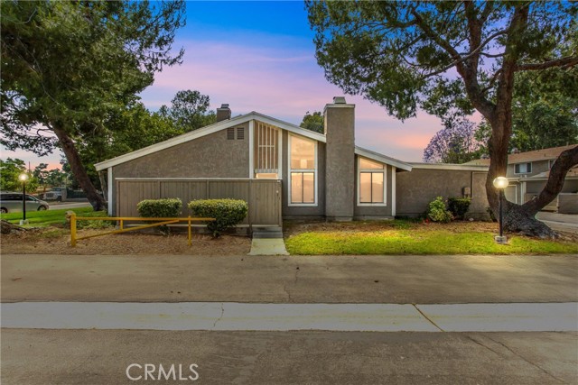 2061 W Redlands Boulevard, Redlands CA: https://media.crmls.org/medias/3c69d67f-354c-41ac-bbc1-2d664f371246.jpg