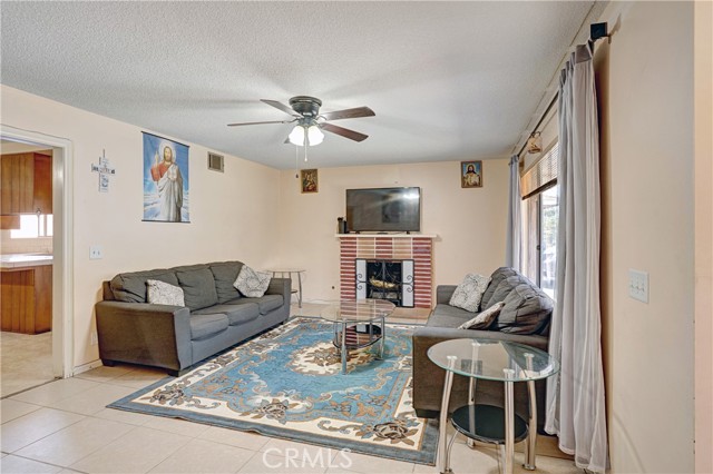 260 E Whittier Avenue, Hemet CA: https://media.crmls.org/medias/3c6b8915-ec5b-457b-8f1c-d035eafeb4d0.jpg