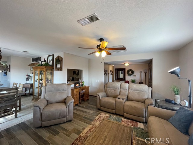 Detail Gallery Image 13 of 56 For 18428 Siskiyou Rd, Apple Valley,  CA 92307 - 3 Beds | 2 Baths