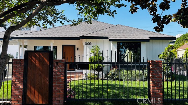 Detail Gallery Image 2 of 28 For 8954 Kramerwood Pl, Los Angeles,  CA 90034 - 3 Beds | 2 Baths