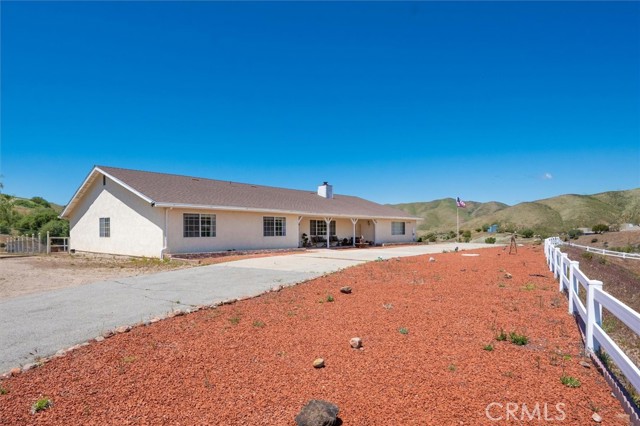 13700 Summit Knoll Road, Agua Dulce CA: https://media.crmls.org/medias/3c720b50-36d7-49a3-8ea0-0c57ddce2e7b.jpg