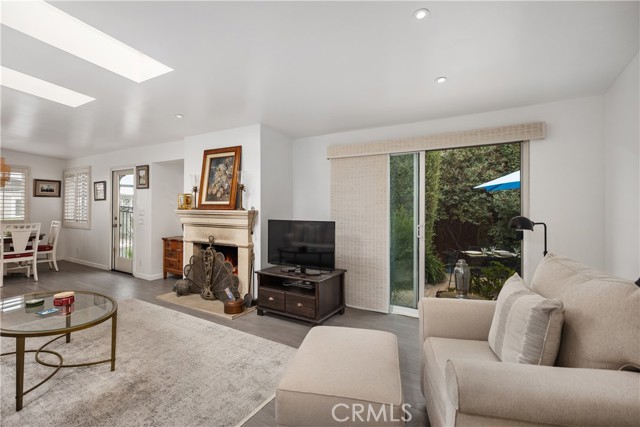 103 Yorktown, Newport Beach CA: https://media.crmls.org/medias/3c722443-2468-4928-9e25-efbfc7936d2e.jpg