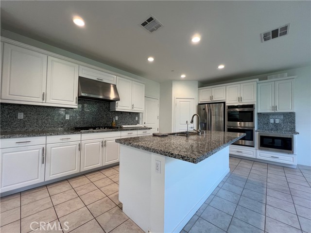 Detail Gallery Image 2 of 17 For 4917 S Avocado Trl, Ontario,  CA 91762 - 5 Beds | 4 Baths