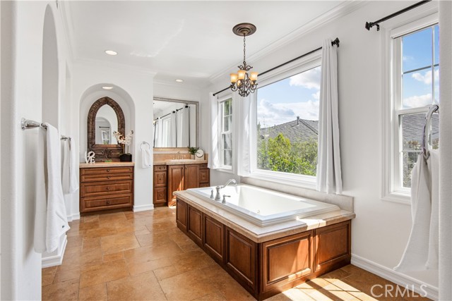 Detail Gallery Image 27 of 40 For 8005 Bell Crest Dr, Los Angeles,  CA 90045 - 6 Beds | 4 Baths