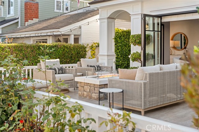 515 Narcissus Avenue, Corona del Mar CA: https://media.crmls.org/medias/3c85ede0-b39e-4d3e-bf44-349395cd8813.jpg
