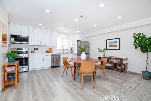 Detail Gallery Image 4 of 36 For 1754 N Berendo St #B,  Los Angeles,  CA 90027 - 3 Beds | 2/1 Baths