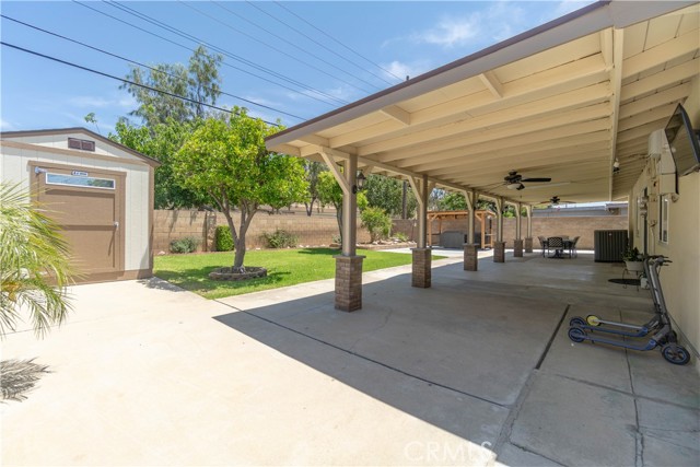 5611 Harold Street, Riverside CA: https://media.crmls.org/medias/3c8dbb89-638f-43a4-88f1-278c22d21fb2.jpg