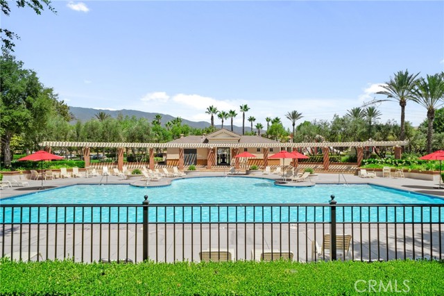 16076 Pesaro Lane, Fontana CA: https://media.crmls.org/medias/3c8e1f0e-d857-4e91-bf6b-fa60fa8667a7.jpg