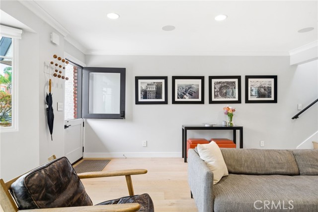 Detail Gallery Image 9 of 47 For 220 Detroit Ave, Huntington Beach,  CA 92648 - 3 Beds | 2/1 Baths