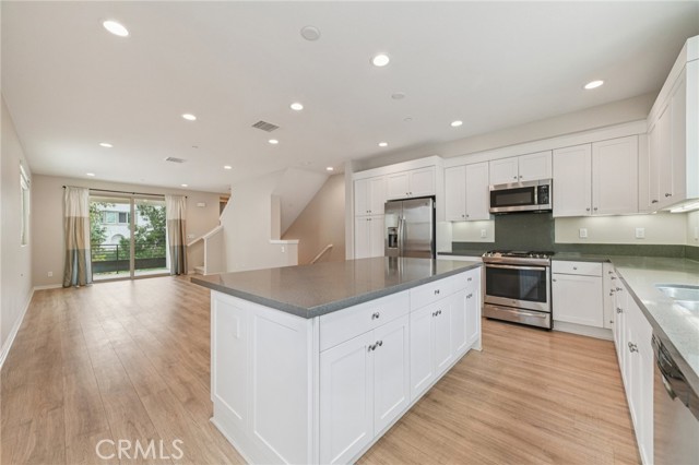 Detail Gallery Image 5 of 41 For 143 Frame, Irvine,  CA 92618 - 3 Beds | 3/1 Baths