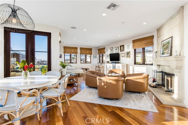 Detail Gallery Image 10 of 28 For 320 33rd, Manhattan Beach,  CA 90266 - 3 Beds | 4 Baths