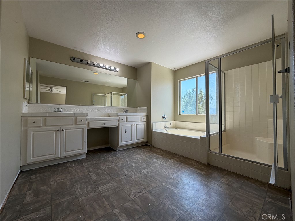 https://media.crmls.org/medias/3c926bb8-2809-448a-a40f-6bcd2f748853.jpg?preset=X-Large