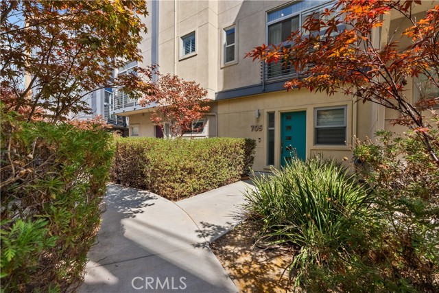 Detail Gallery Image 7 of 41 For 2753 Waverly Dr #705,  Los Angeles,  CA 90039 - 2 Beds | 3 Baths