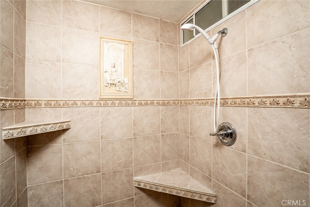 https://media.crmls.org/medias/3c94b07f-89a0-4d1d-8912-d10098c9c390.jpg?preset=X-Large