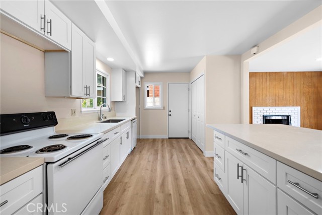 5852 Raphael Drive, Huntington Beach CA: https://media.crmls.org/medias/3c96b52c-e35b-4511-b9b4-f0bf17057cde.jpg