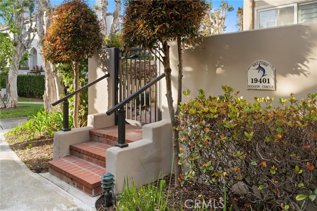 Detail Gallery Image 2 of 34 For 19401 Merion Cir, Huntington Beach,  CA 92648 - 3 Beds | 2/1 Baths