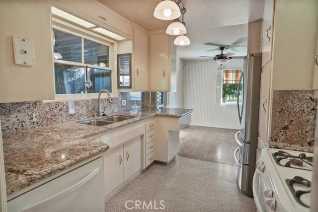 Detail Gallery Image 4 of 21 For 719 W Avenue J10, Lancaster,  CA 93534 - 3 Beds | 2 Baths