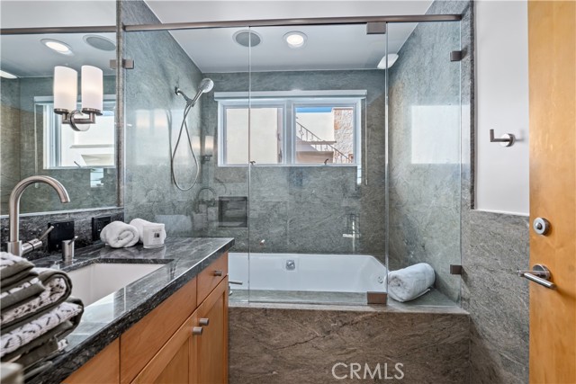 2540 Manhattan Avenue, Hermosa Beach CA: https://media.crmls.org/medias/3c98815f-698f-46ed-bcd6-4ad69d97bfeb.jpg