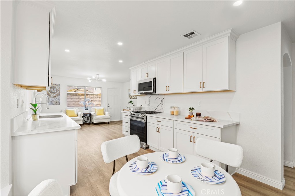 https://media.crmls.org/medias/3c996175-2173-4925-abb9-327852c83853.jpg?preset=X-Large