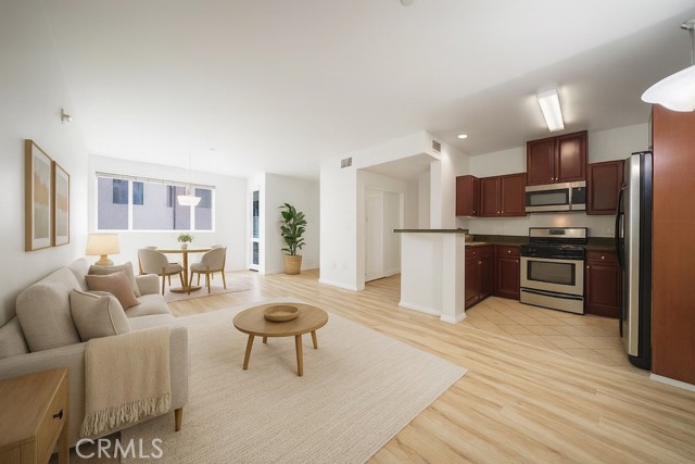 Detail Gallery Image 2 of 6 For 13941 Sherman Way #205,  Van Nuys,  CA 91405 - 2 Beds | 2 Baths