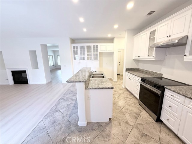 Detail Gallery Image 8 of 26 For 1315 Castledale St, Riverside,  CA 92501 - 5 Beds | 3 Baths