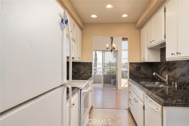 Detail Gallery Image 6 of 30 For 16061 Surprise Ln, Huntington Beach,  CA 92649 - 2 Beds | 3 Baths