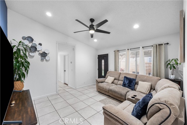 2701 Juniper Drive, Palmdale CA: https://media.crmls.org/medias/3c9f1ff5-0eab-49bc-b20a-c0578754c01b.jpg