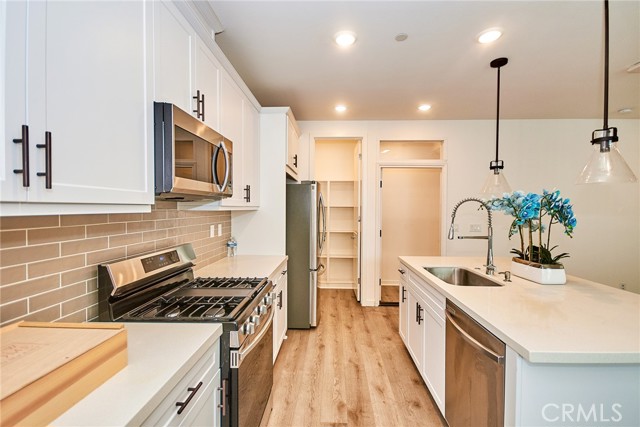 Detail Gallery Image 18 of 39 For 944 N Divino Privado, Ontario,  CA 91764 - 3 Beds | 3/1 Baths