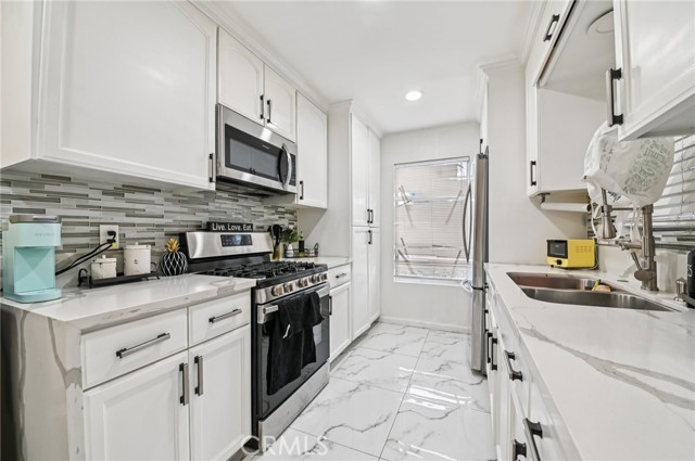 Detail Gallery Image 12 of 32 For 1430 Cabrillo Park #B,  Santa Ana,  CA 92701 - 2 Beds | 2 Baths