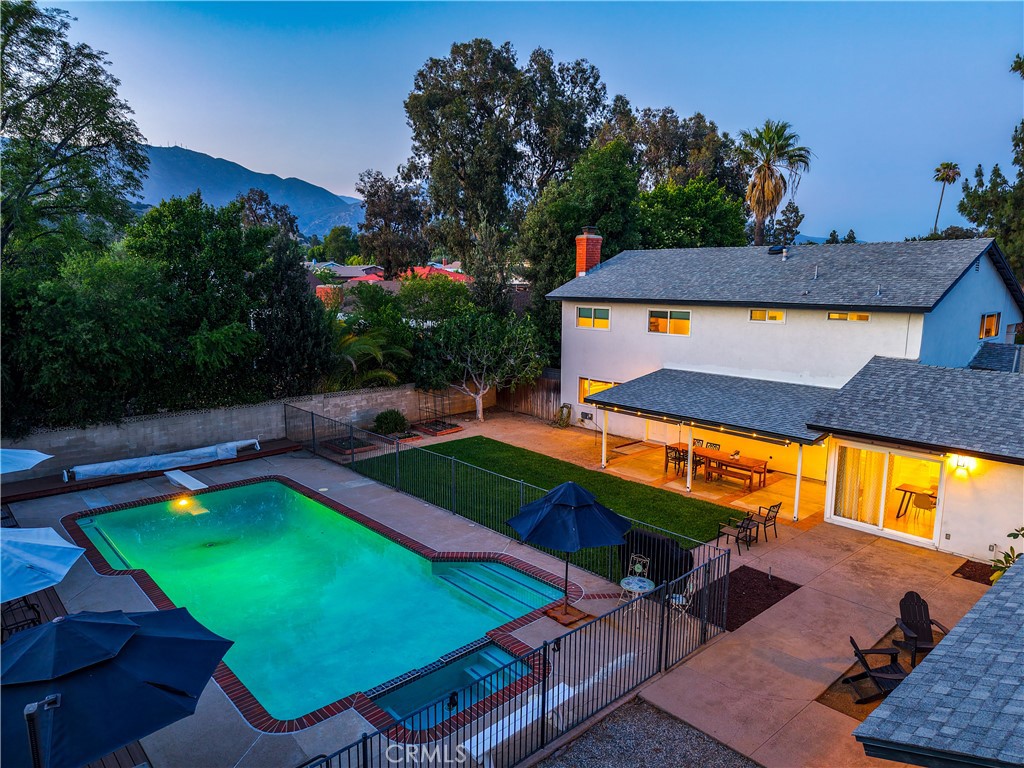 https://media.crmls.org/medias/3ca6dc36-509f-44f5-a2fb-208235b63518.jpg?preset=X-Large