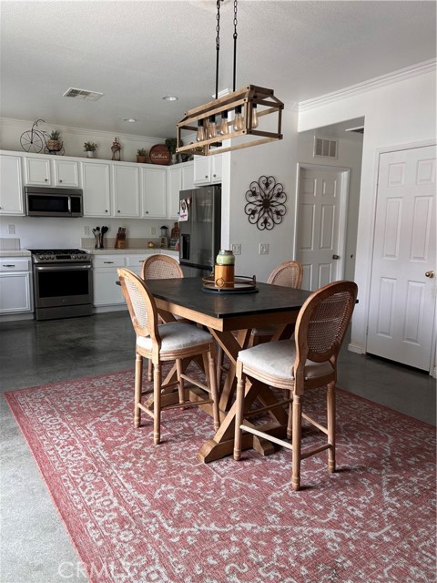 Detail Gallery Image 5 of 8 For 25948 Corte Antigua, Moreno Valley,  CA 92551 - 5 Beds | 2/1 Baths