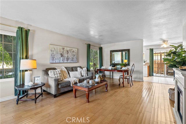 Detail Gallery Image 6 of 38 For 19504 Avenue of the Oaks #C,  Newhall,  CA 91321 - 2 Beds | 2 Baths