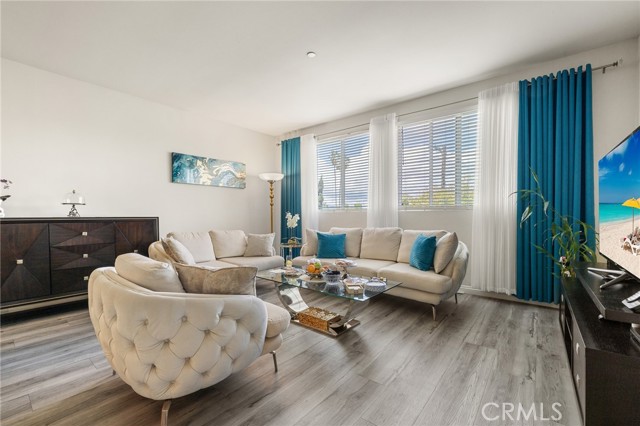 Detail Gallery Image 3 of 31 For 13951 Sherman Way #301,  Van Nuys,  CA 91405 - 2 Beds | 2 Baths