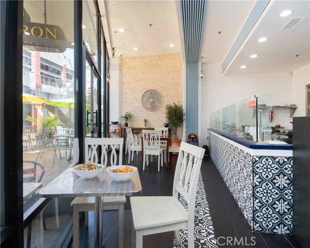 245 Pine Ave Avenue, Long Beach CA: https://media.crmls.org/medias/3cacf8ac-be86-4412-af43-8876ea65d286.jpg