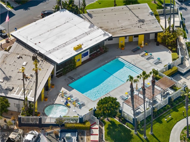 Detail Gallery Image 3 of 17 For 21851 Newland #260,  Huntington Beach,  CA 92646 - 2 Beds | 2 Baths